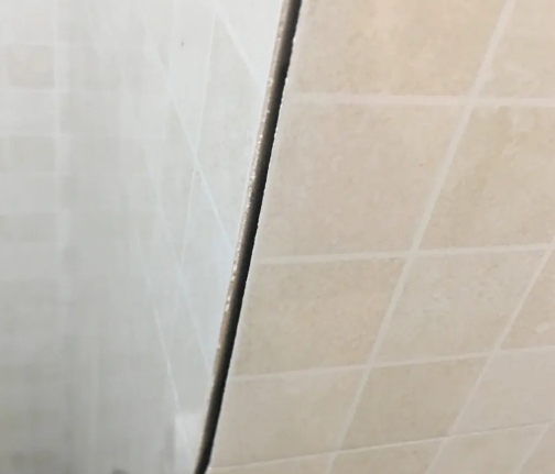 红古瓷砖空鼓维修公司分享阳台瓷砖脱落的修复过程可以分为以下几个步骤