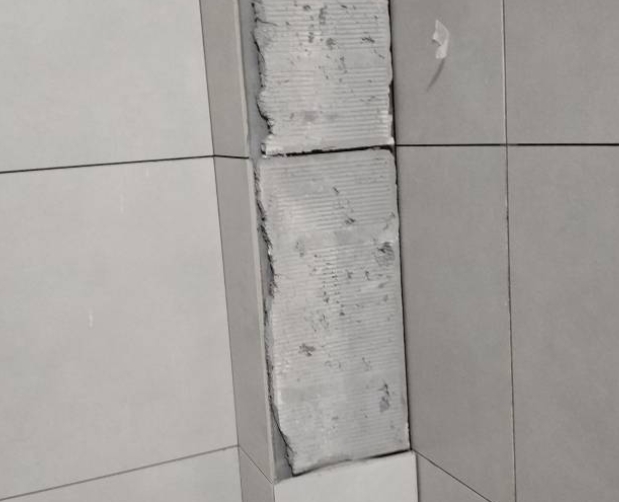 红古瓷砖空鼓维修公司分享下瓷砖施工前基层浇水润湿程度不足，可能导致以下问题